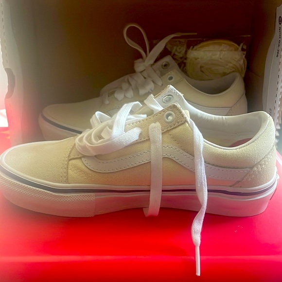 Vans - Picture 6 of 7